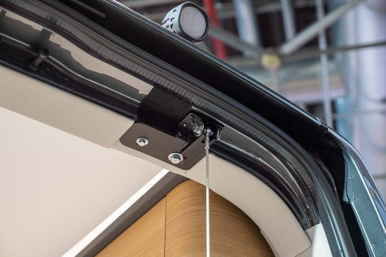 Adria TWIN 600 (2023): innovativer Campervan mit elektrischem Hubbett und Panoramadach 26 Adria TWIN MAX 680 Befestigung