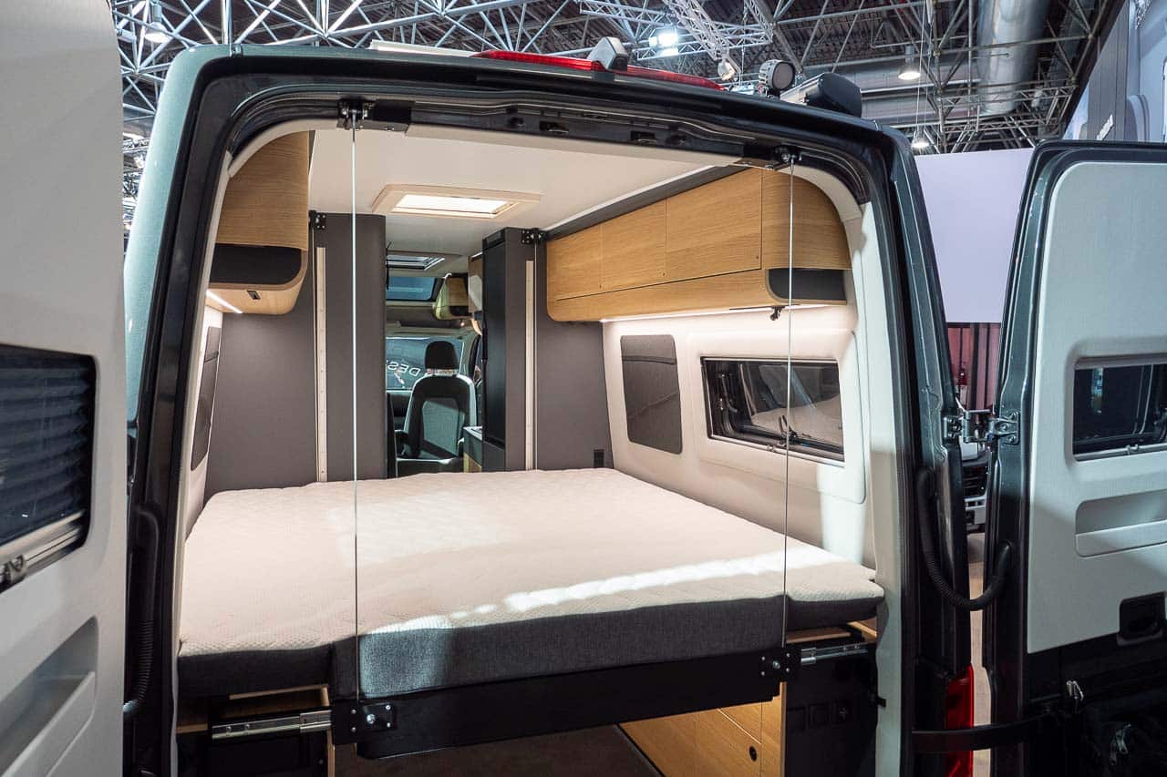 Adria TWIN 600 (2023): innovativer Campervan mit elektrischem Hubbett und Panoramadach 17 Adria TWIN MAX 680 Bett