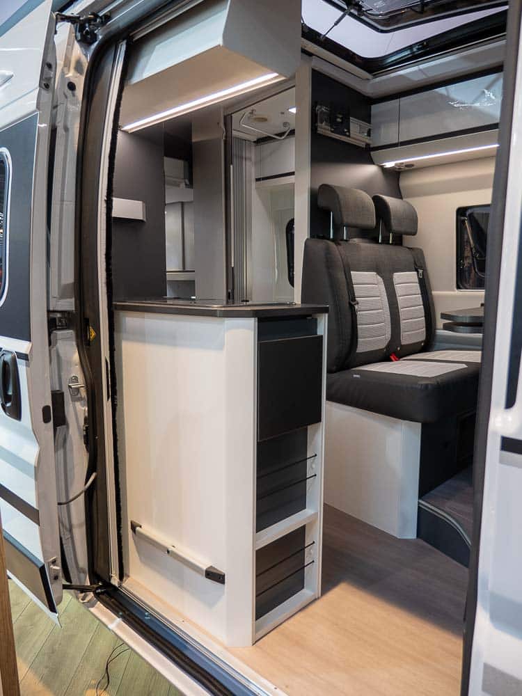 Adria TWIN 600 (2023): innovativer Campervan mit elektrischem Hubbett und Panoramadach 10 adria twin max 680 eingang kueche