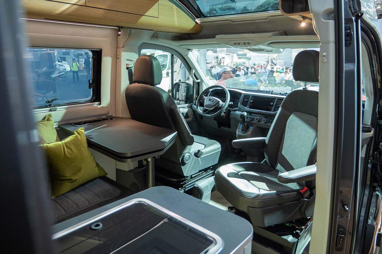 Adria TWIN 600 (2023): innovativer Campervan mit elektrischem Hubbett und Panoramadach 22 Adria TWIN MAX 680 Fahrerkabine