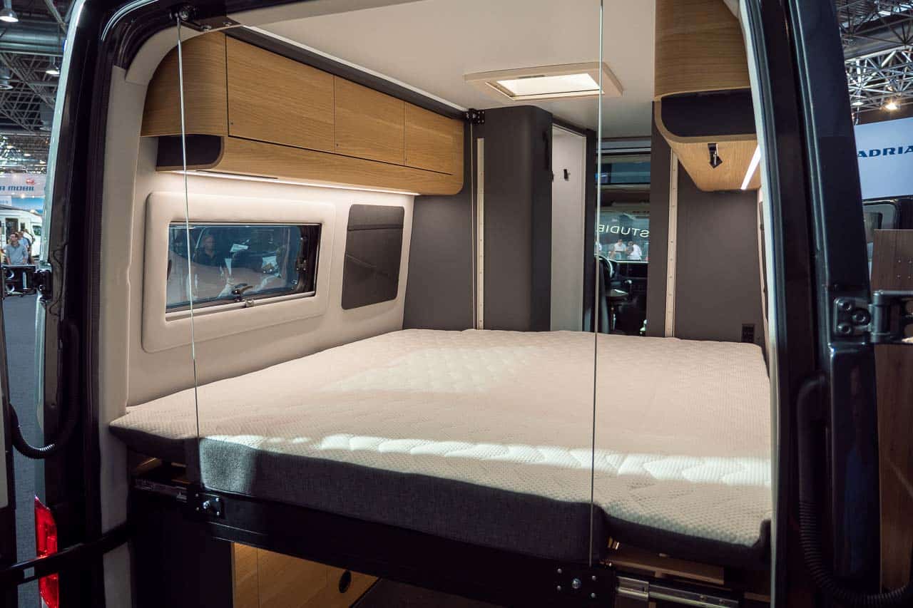 Adria TWIN 600 (2023): innovativer Campervan mit elektrischem Hubbett und Panoramadach 21 Adria TWIN MAX 680 Innen