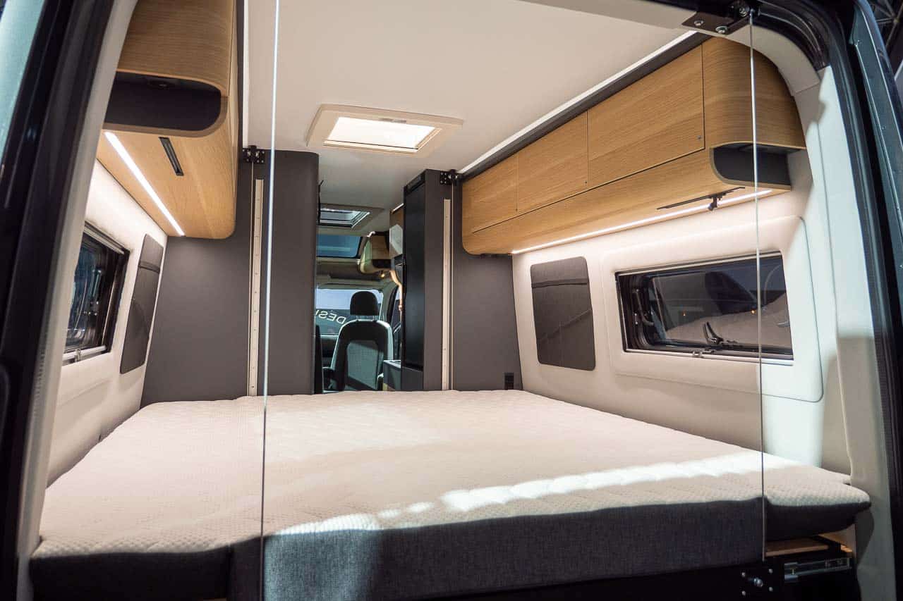 Adria TWIN 600 (2023): innovativer Campervan mit elektrischem Hubbett und Panoramadach 23 adria twin max 680 innenraum