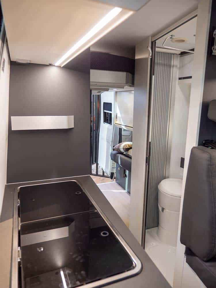 Adria TWIN 600 (2023): innovativer Campervan mit elektrischem Hubbett und Panoramadach 14 Adria TWIN MAX 680 Küche Bad