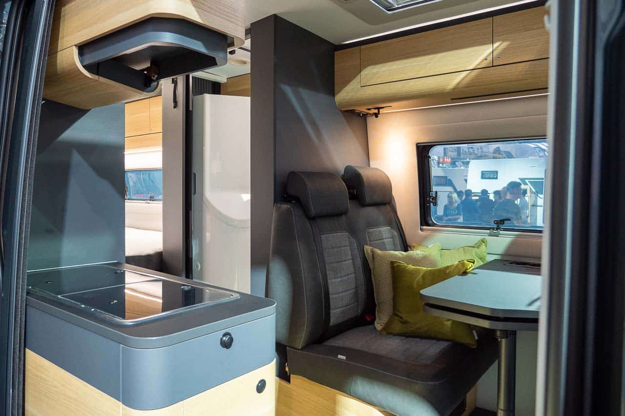 Adria TWIN 600 (2023): innovativer Campervan mit elektrischem Hubbett und Panoramadach 24 Adria TWIN MAX 680 Essbereich