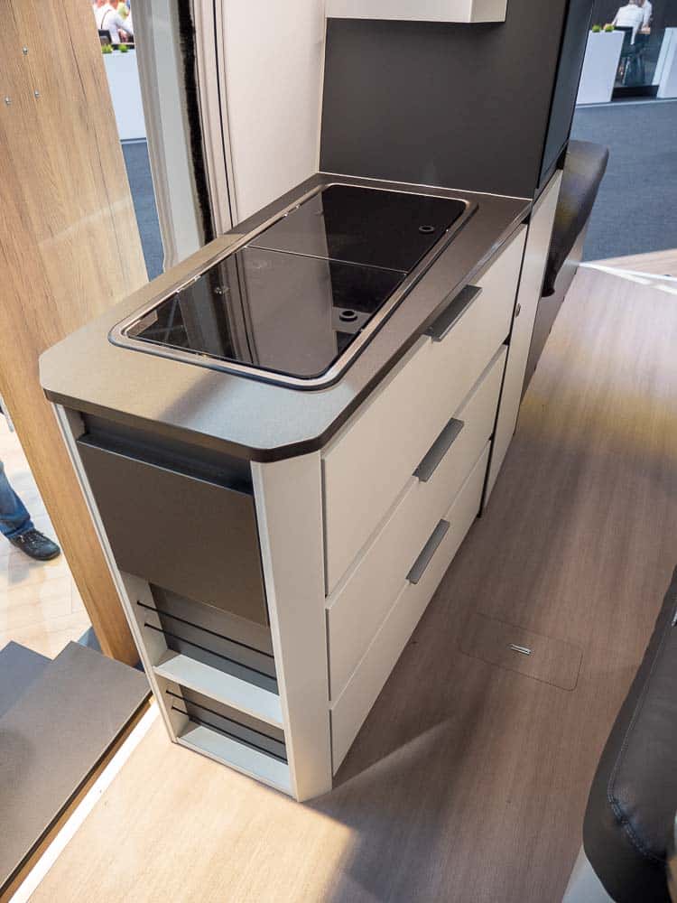 Adria TWIN 600 (2023): innovativer Campervan mit elektrischem Hubbett und Panoramadach 12 Adria TWIN MAX 680 Küchenmodul