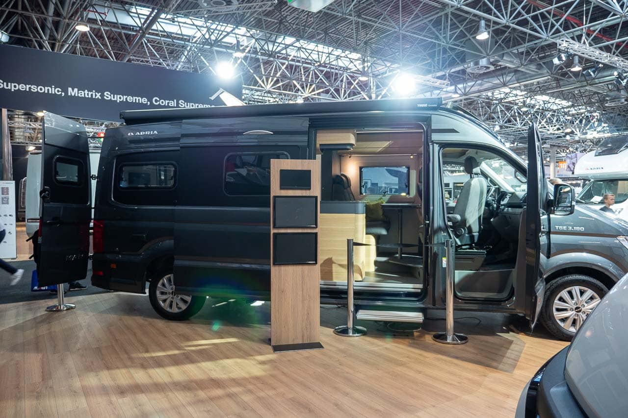 Adria TWIN 600 (2023): innovativer Campervan mit elektrischem Hubbett und Panoramadach 19 Adria TWIN MAX 680