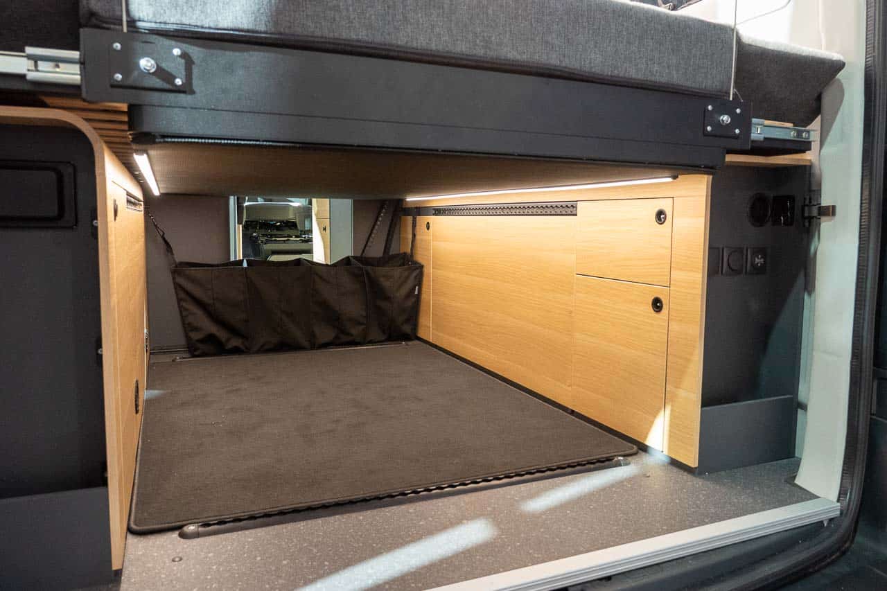 Adria TWIN 600 (2023): innovativer Campervan mit elektrischem Hubbett und Panoramadach 18 Adria TWIN MAX 680 Stauraum