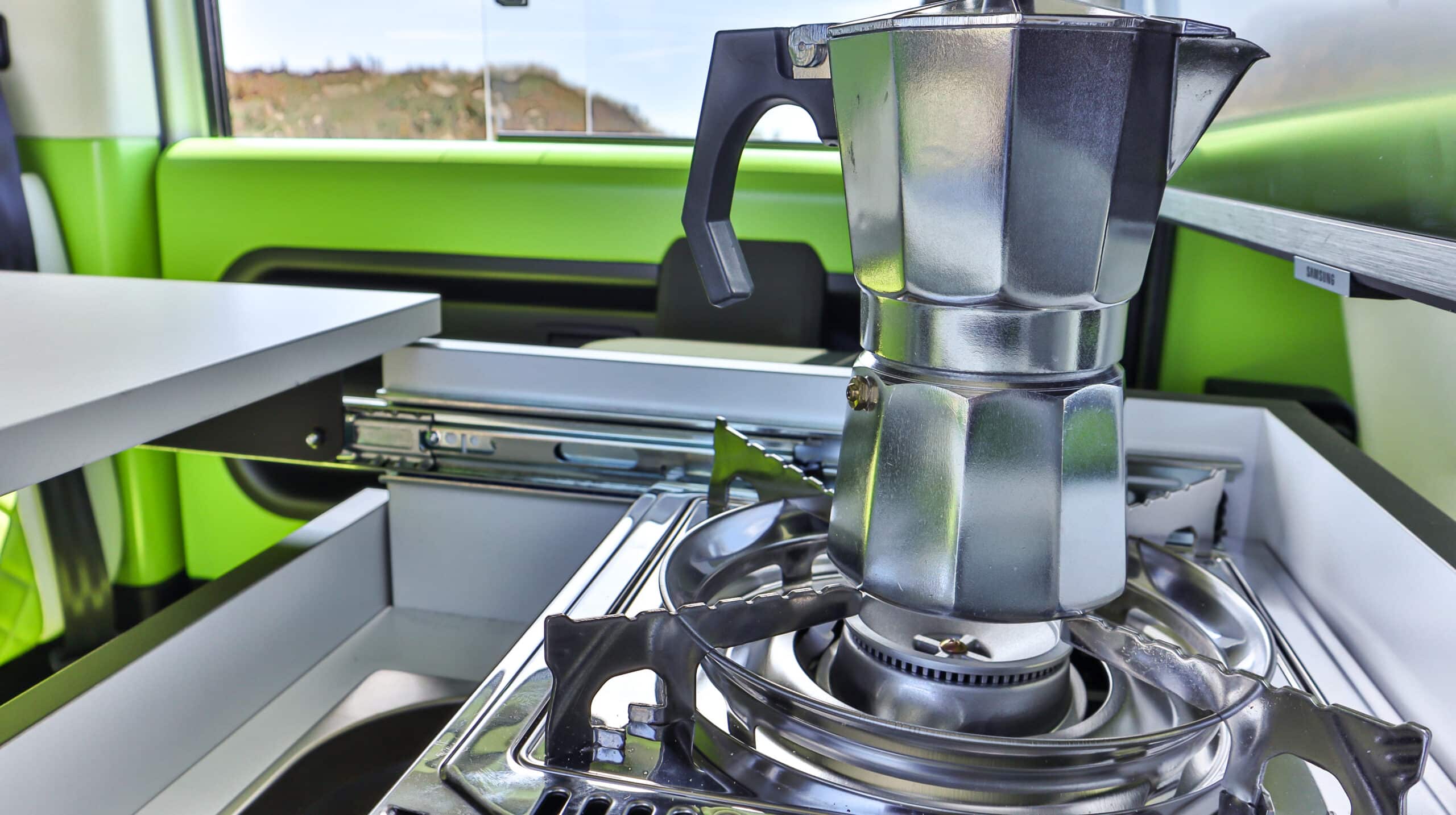 Xbus Camper von ElectricBrands: umweltfreundlicher Mini-Camper mit bis zu 600 km Reichweite 5 ElectricBrands Xbus Camper Kochfeld