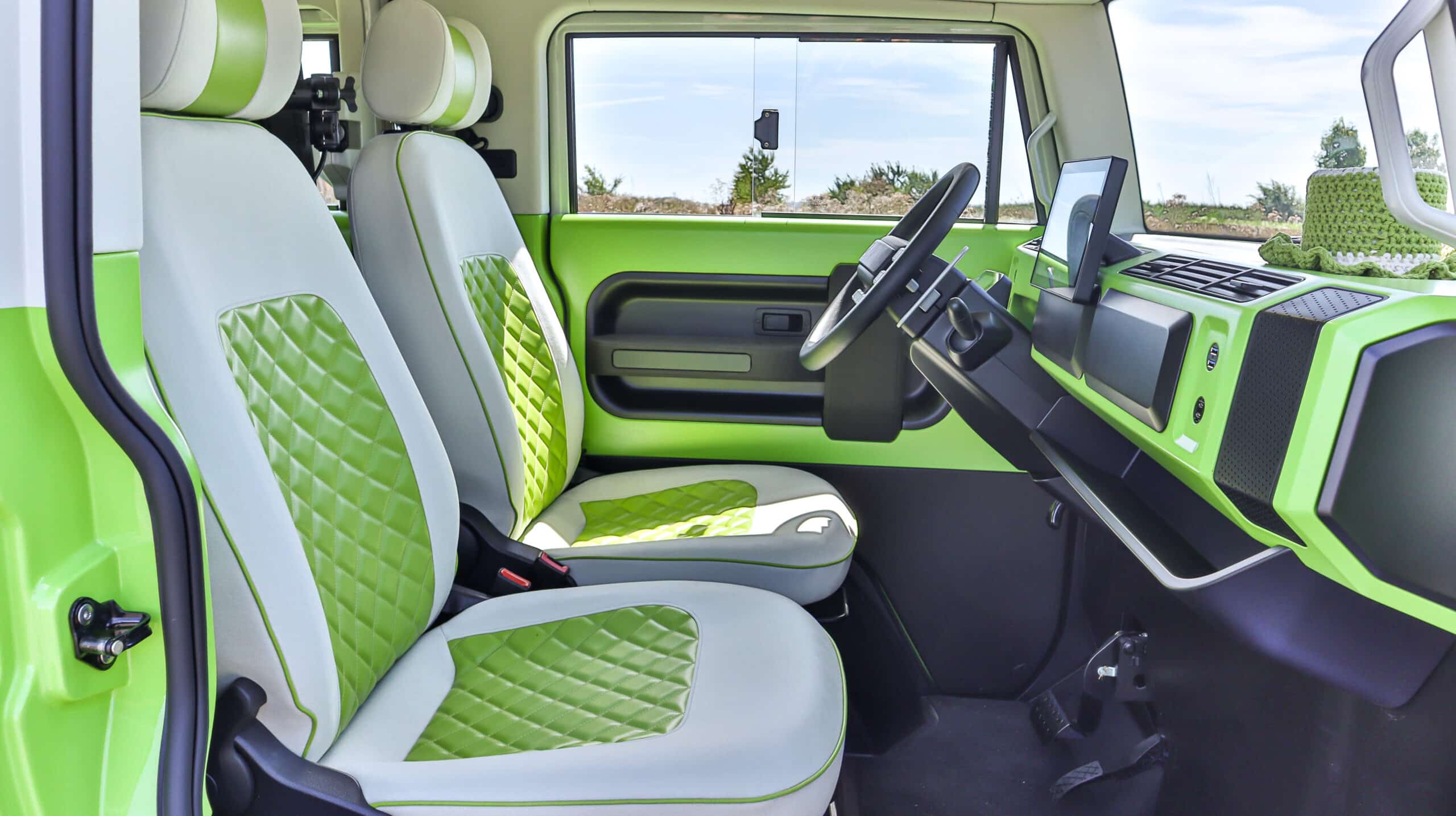 Xbus Camper von ElectricBrands: umweltfreundlicher Mini-Camper mit bis zu 600 km Reichweite 7 ElectricBrands Xbus Camper Frontsitze