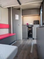 Wohnwagen-Neuheiten 2023: THECUBER – modularer Caravan für Individualisten 22 The Cuber Grau Rot
