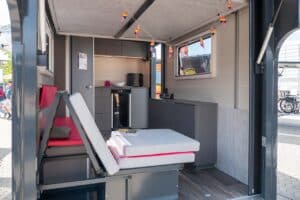 Wohnwagen-Neuheiten 2023: THECUBER – modularer Caravan für Individualisten 11 The Cuber Klappbett