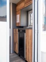 Wohnwagen-Neuheiten 2023: THECUBER – modularer Caravan für Individualisten 13 The Cuber Holzoptik