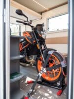 Wohnwagen-Neuheiten 2023: THECUBER – modularer Caravan für Individualisten 27 The Cuber Motorrad-Gestell
