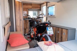 Wohnwagen-Neuheiten 2023: THECUBER – modularer Caravan für Individualisten 26 The Cuber Motorrad