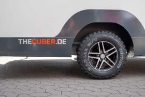 Wohnwagen-Neuheiten 2023: THECUBER – modularer Caravan für Individualisten 3 The Cuber Schriftzug Reifen