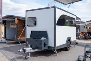 Wohnwagen-Neuheiten 2023: THECUBER – modularer Caravan für Individualisten 24 The Cuber vorne