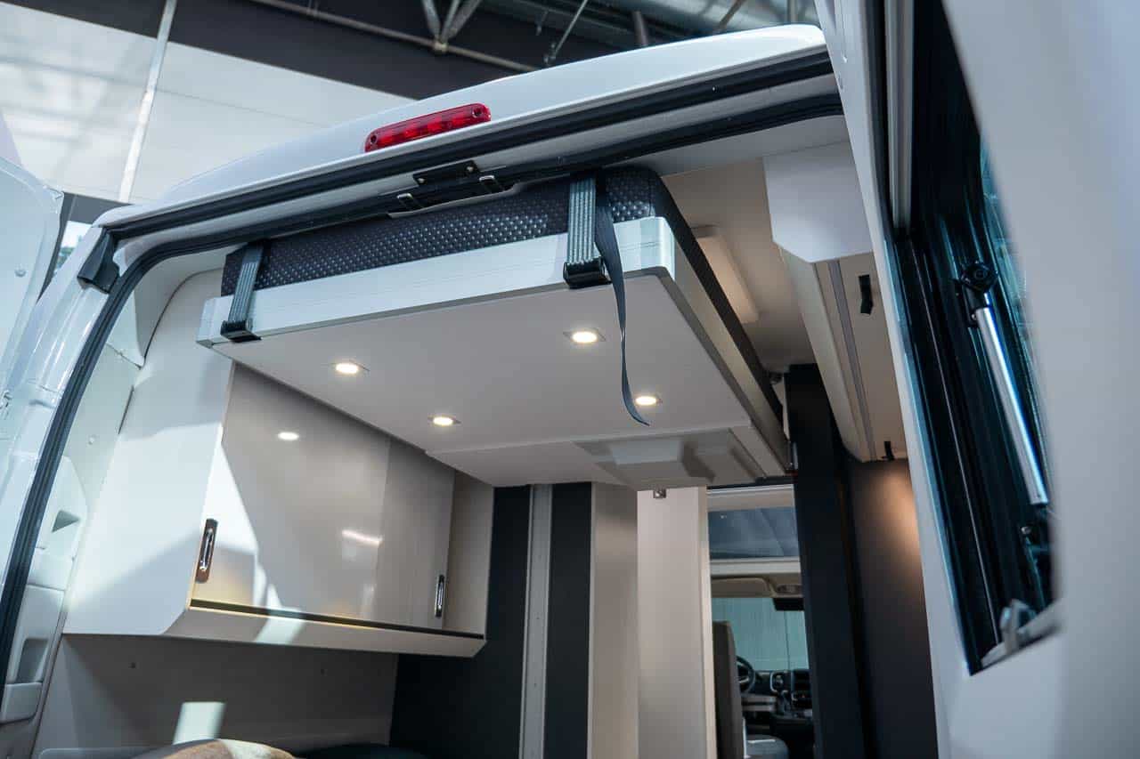 Adria TWIN 600 (2023): innovativer Campervan mit elektrischem Hubbett und Panoramadach 5 Adria TWIN 600 Bett
