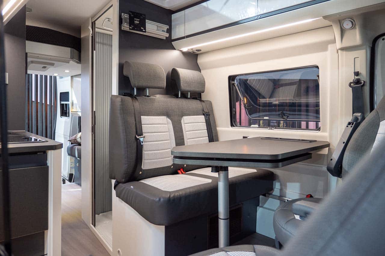 Adria TWIN 600 (2023): innovativer Campervan mit elektrischem Hubbett und Panoramadach 13 Adria TWIN 600 Esstisch