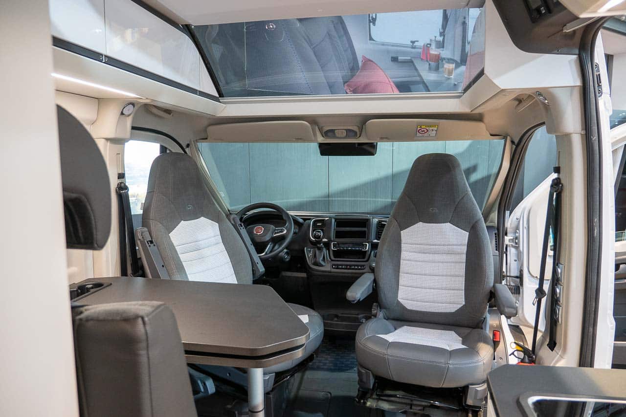 Adria TWIN 600 (2023): innovativer Campervan mit elektrischem Hubbett und Panoramadach 3 Adria TWIN 600 Fahrerkabine