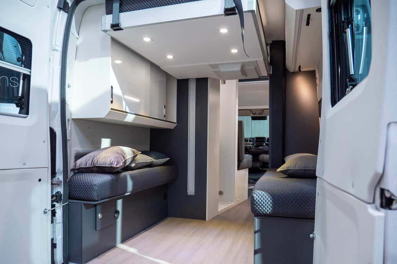 Adria TWIN 600 (2023): innovativer Campervan mit elektrischem Hubbett und Panoramadach 6 Adria TWIN 600 Innenraum