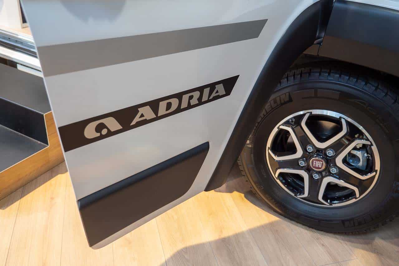 Adria TWIN 600 (2023): innovativer Campervan mit elektrischem Hubbett und Panoramadach 4 Adria TWIN 600 Logo