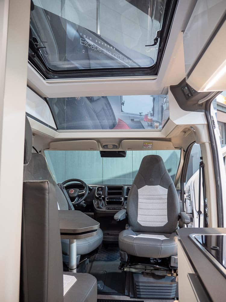 Adria TWIN 600 (2023): innovativer Campervan mit elektrischem Hubbett und Panoramadach 11 Adria TWIN 600 Panoramadach