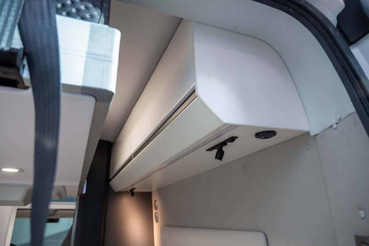 Adria TWIN 600 (2023): innovativer Campervan mit elektrischem Hubbett und Panoramadach 8 Adria TWIN 600 Schrank Seite