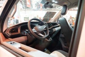WEINSBERG X-Cursion Van (2023) – innovatives Wohnmobil auf VW T 6.1-Basis mit Schwenkbad 16 Weinsberg X-Cursion Van Fahrerkabine