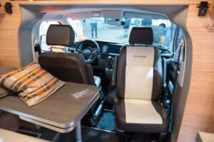 WEINSBERG X-Cursion Van (2023) – innovatives Wohnmobil auf VW T 6.1-Basis mit Schwenkbad 14 Weinsberg X-Cursion Van Fahrerkabine Tisch