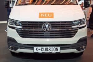 WEINSBERG X-Cursion Van (2023) – innovatives Wohnmobil auf VW T 6.1-Basis mit Schwenkbad 8 Weinsberg X-Cursion Van Front