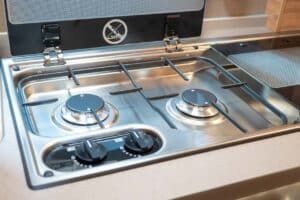 WEINSBERG X-Cursion Van (2023) – innovatives Wohnmobil auf VW T 6.1-Basis mit Schwenkbad 10 weinsberg x cursion van gasherd