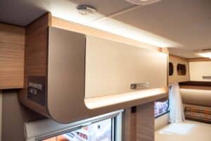 WEINSBERG X-Cursion Van (2023) – innovatives Wohnmobil auf VW T 6.1-Basis mit Schwenkbad 12 Weinsberg X-Cursion Van Hängeschrank
