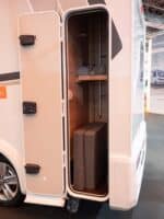 WEINSBERG X-Cursion Van (2023) – innovatives Wohnmobil auf VW T 6.1-Basis mit Schwenkbad 27 Weinsberg X-Cursion Van 500 LT Heckgarage Leiter