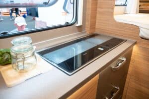 WEINSBERG X-Cursion Van (2023) – innovatives Wohnmobil auf VW T 6.1-Basis mit Schwenkbad 13 Weinsberg X-Cursion Van Küche
