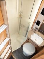 WEINSBERG X-Cursion Van (2023) – innovatives Wohnmobil auf VW T 6.1-Basis mit Schwenkbad 20 Weinsberg X-Cursion Van Nasszelle