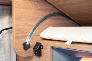 WEINSBERG X-Cursion Van (2023) – innovatives Wohnmobil auf VW T 6.1-Basis mit Schwenkbad 21 Weinsberg X-Cursion Van Scharniere