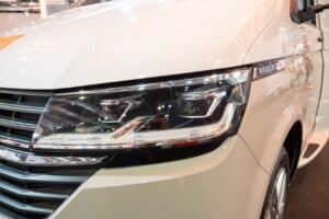 WEINSBERG X-Cursion Van (2023) – innovatives Wohnmobil auf VW T 6.1-Basis mit Schwenkbad 5 Weinsberg X-Cursion Van Scheinwerfer
