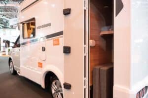 WEINSBERG X-Cursion Van (2023) – innovatives Wohnmobil auf VW T 6.1-Basis mit Schwenkbad 26 Weinsberg X-Cursion Van Heckgarage Seite