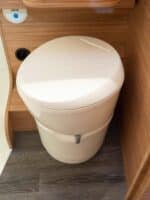 WEINSBERG X-Cursion Van (2023) – innovatives Wohnmobil auf VW T 6.1-Basis mit Schwenkbad 17 weinsberg x cursion van toilette