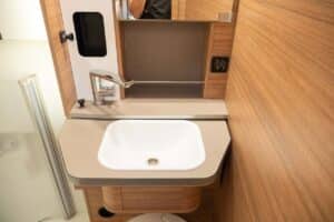 WEINSBERG X-Cursion Van (2023) – innovatives Wohnmobil auf VW T 6.1-Basis mit Schwenkbad 19 Weinsberg X-Cursion Van Waschbecken