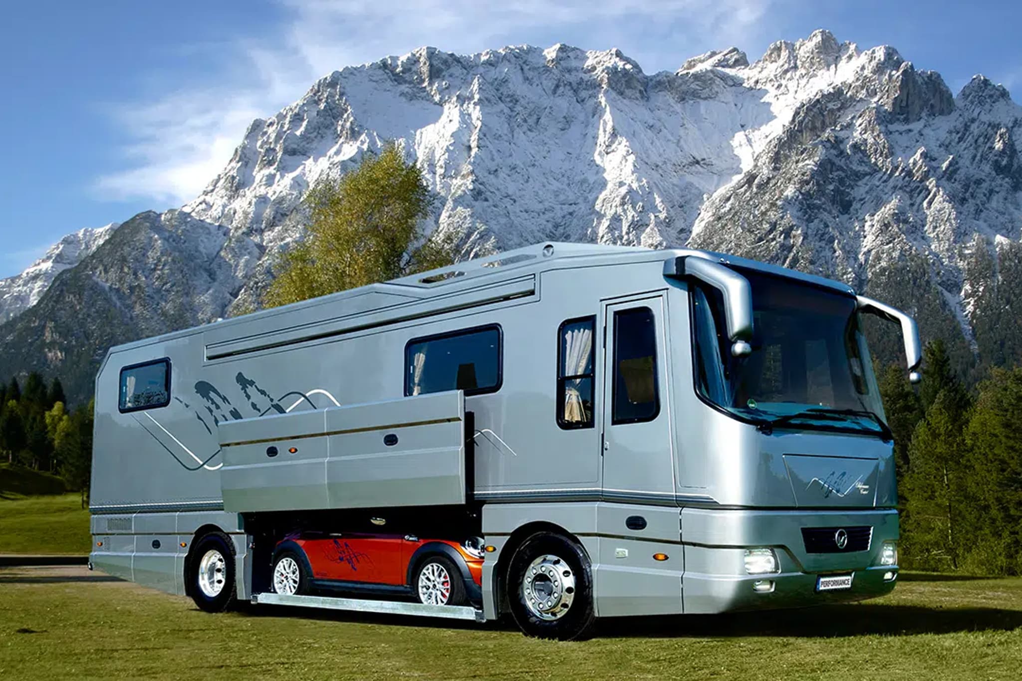 10 Luxus-Wohnmobile zum Staunen – Champagner, Pool und Bling-Bling