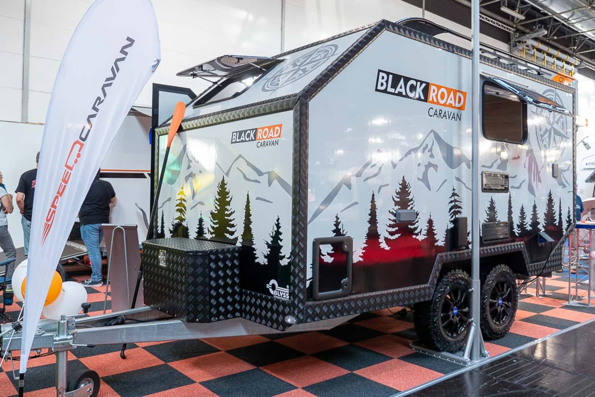 Wohnwagen-Neuheiten 2023: Blyss Speedcaravan Black Road – funktionaler Wohnanhänger in kompakten Maßen