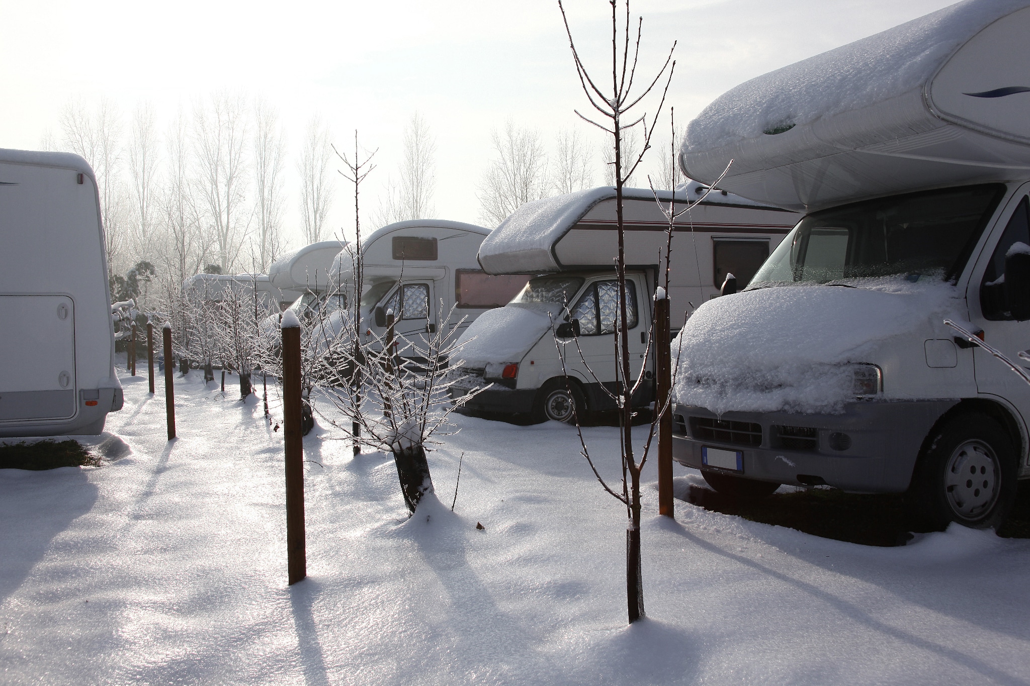 Wohnmobil und Wohnwagen winterfest machen: So bereitest du deinen Camper für die Winterpause vor
