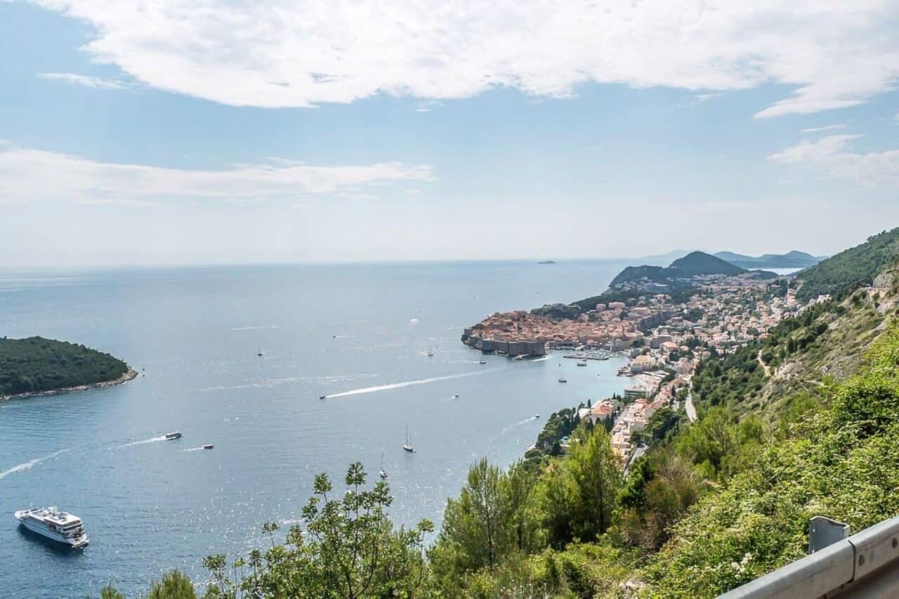 Tolle Aussichten auf eine Bucht und das Meer in Montenegro