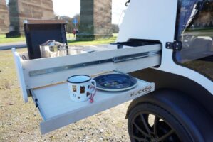 Dieser nachhaltige Mini-Wohnwagen von Kuckoo hat ein Leergewicht von unter 400 kg 11 Kuckoo Camper Emma Außenschublade