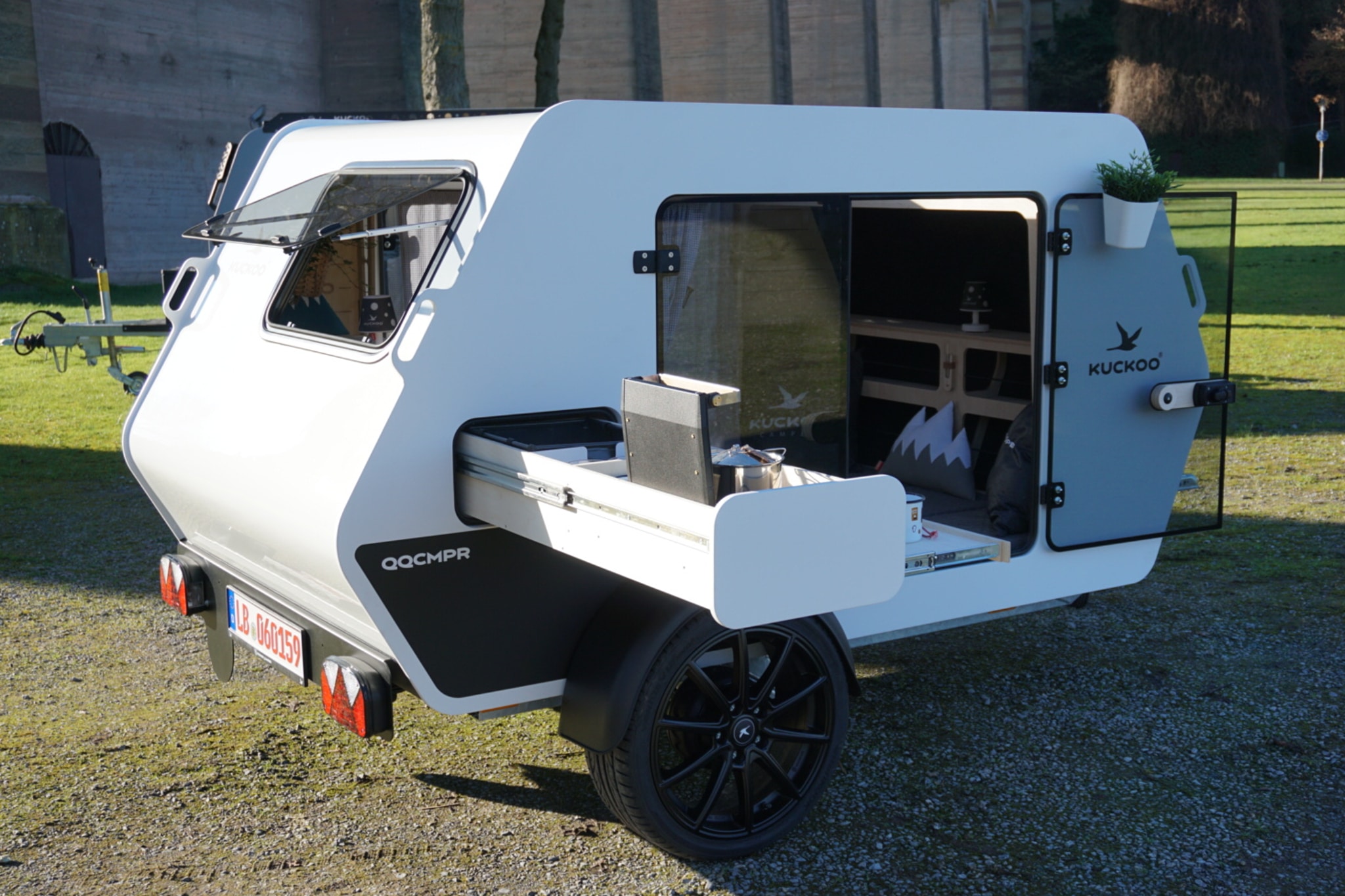 Dieser nachhaltige Mini-Wohnwagen von Kuckoo hat ein Leergewicht von unter 400 kg