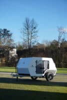 Dieser nachhaltige Mini-Wohnwagen von Kuckoo hat ein Leergewicht von unter 400 kg 2 Kuckoo Camper Emma geschlossen