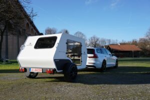 Dieser nachhaltige Mini-Wohnwagen von Kuckoo hat ein Leergewicht von unter 400 kg 3 Kuckoo Camper Emma hinten