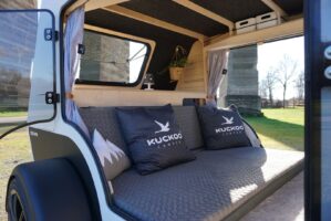 Dieser nachhaltige Mini-Wohnwagen von Kuckoo hat ein Leergewicht von unter 400 kg 9 Kuckoo Camper Emma Sitzbank