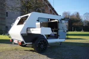 Dieser nachhaltige Mini-Wohnwagen von Kuckoo hat ein Leergewicht von unter 400 kg 12 Kuckoo Camper Emma Außenansicht Schublade